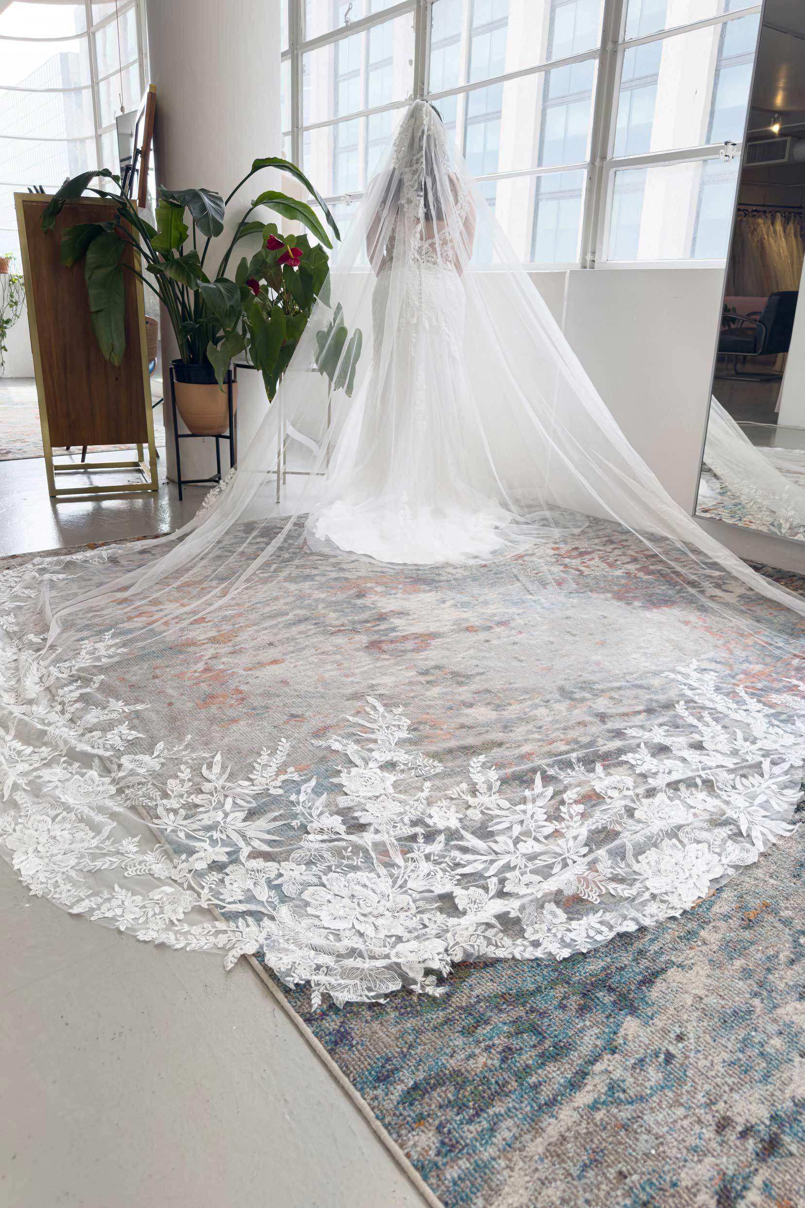 One-tier Lace Edge Lace Tulle Cathedral Veils with Appliques Beading CV0326 - COCOMELODY